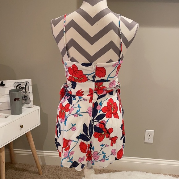 Floral print Gianni Bini Romper with adjustable straps and side ties (brand new) - Picture 2 of 4